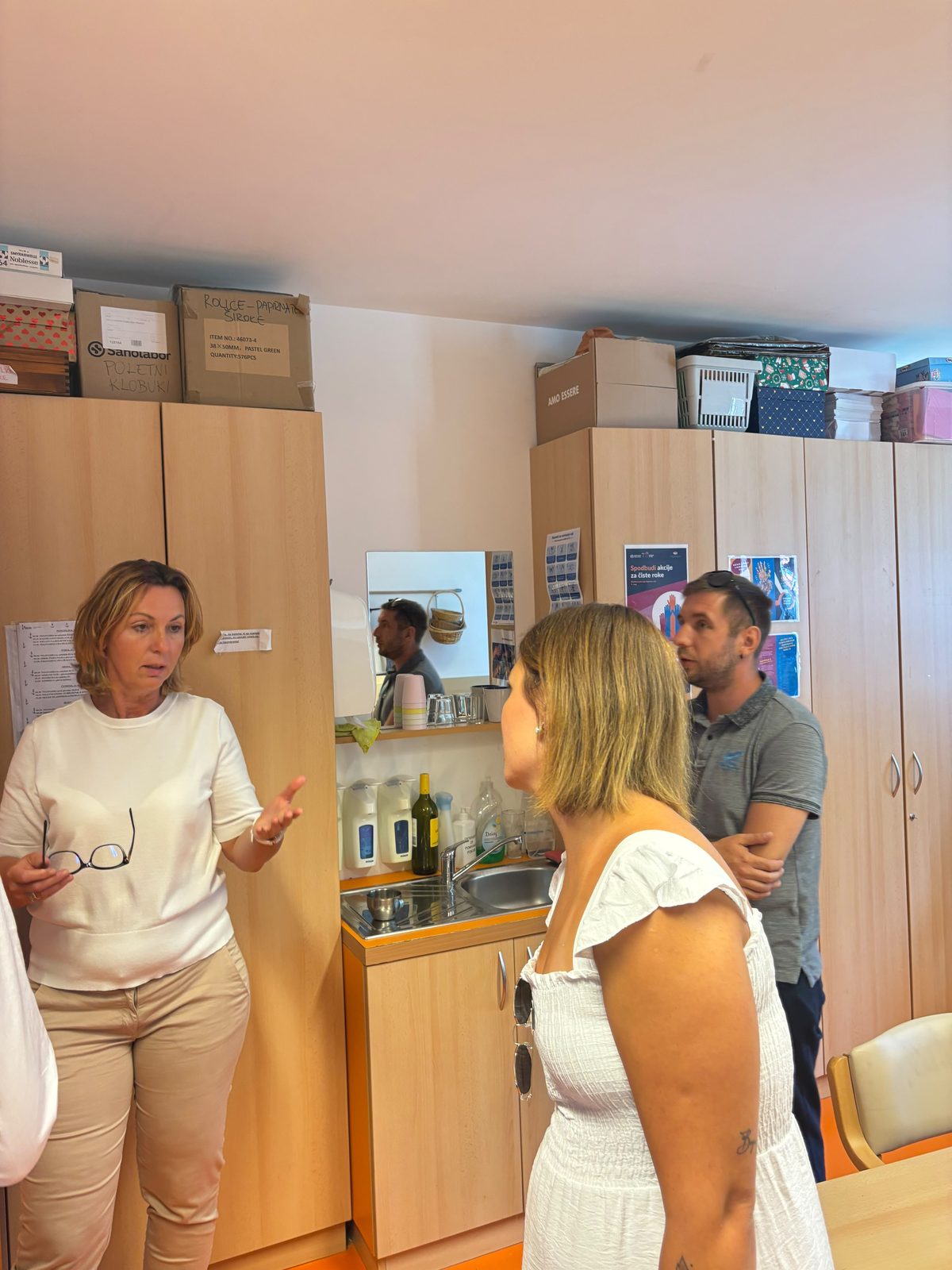 Domaćica pokazuje prostor u kojem korisnici pripremaju obroke.