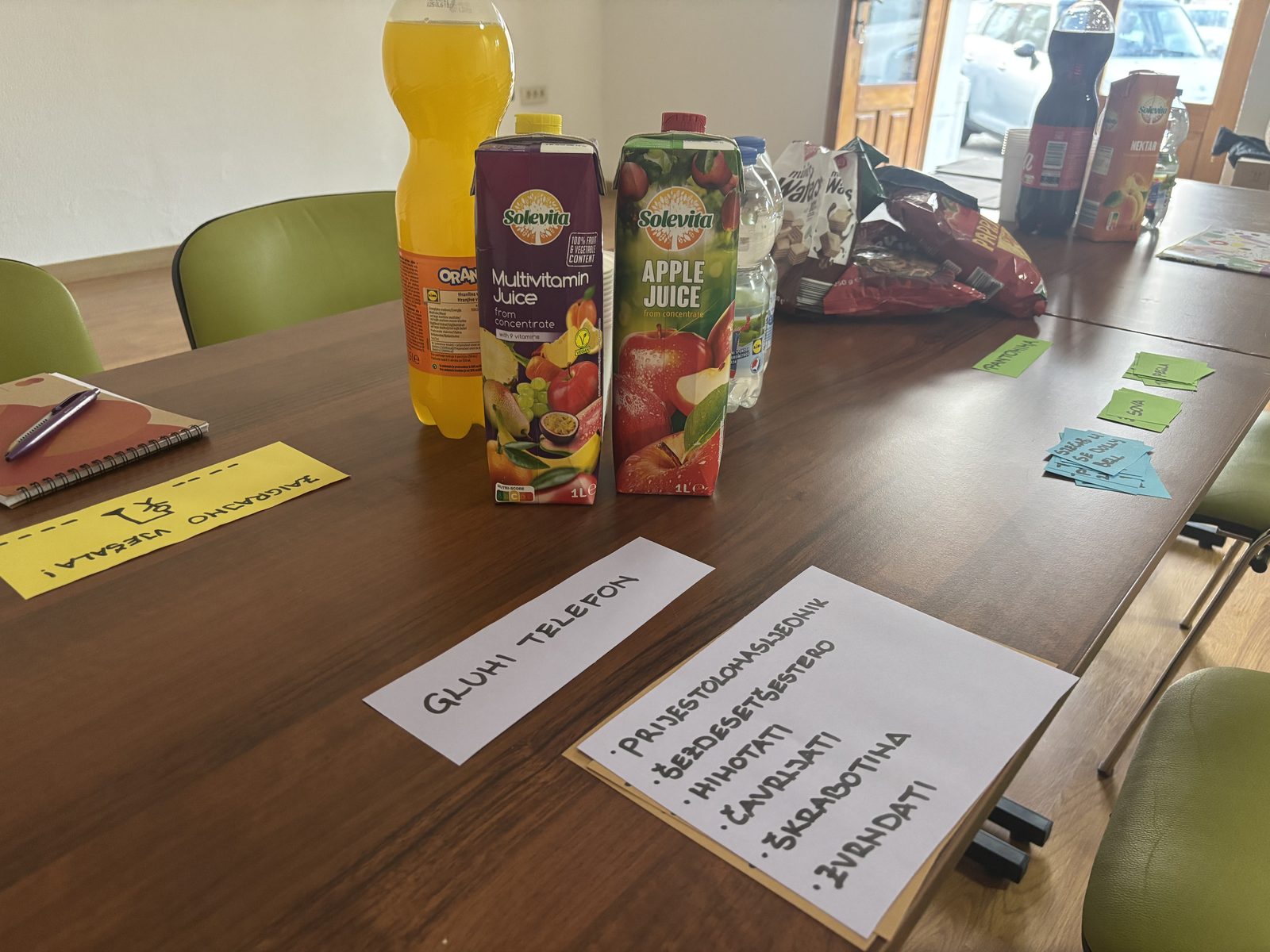 Stol pripremljen za večer društvenih igara.